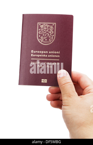 Homme tenant un finnois (Finlande) passeport ih sa main. C'est la nouvelle (2013) du passeport. Banque D'Images