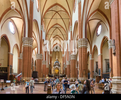 Les touristes à l'intérieur de la Basilique San Petronio, Bologne, Émilie-Romagne, Italie Banque D'Images