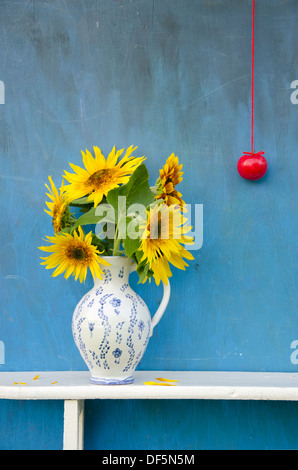 Temps d'été magnifique bouquet tournesols dans d'élégantes tasses à Red Apple. Concept-vie encore Banque D'Images