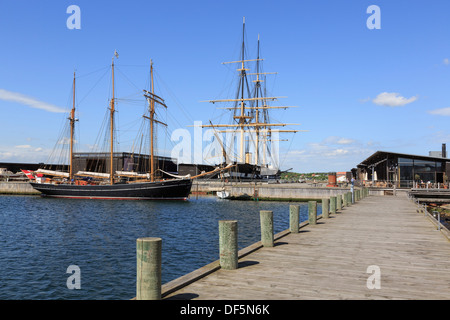 Promenade en bois et la voile de bateau au port avec vapeur danois frigate Fregatten Jylland en musée. Ebeltoft Jutland au Danemark Banque D'Images