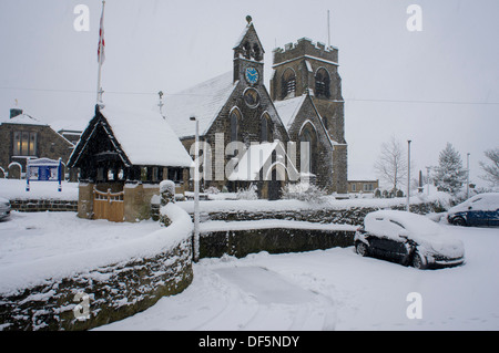 Scène d'hiver froid et gris avec la neige qui tombe sur l'église Saint-Jean (bâtiments et voitures couvert de couche blanche) - Baildon, West Yorkshire, Angleterre, Royaume-Uni. Banque D'Images