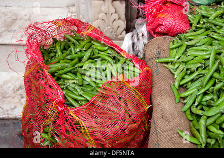 Les gousses de pois de légumes frais dans le marché asiatique , Inde Banque D'Images