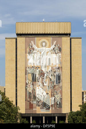 South Bend, Indiana, USA. 28 août, 2013. Le 28 septembre 2013 : une vue générale de la bibliothèque d'Hesburgh Touchdown ''Jésus'' avant de NCAA Football action de jeu entre la Cathédrale Notre Dame Fighting Irish et l'Oklahoma Sooners au stade Notre-dame à South Bend, Indiana. © csm/Alamy Live News Banque D'Images