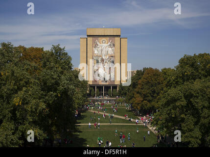 South Bend, Indiana, USA. 28 août, 2013. Le 28 septembre 2013 : une vue générale de la bibliothèque d'Hesburgh Touchdown ''Jésus'' avant de NCAA Football action de jeu entre la Cathédrale Notre Dame Fighting Irish et l'Oklahoma Sooners au stade Notre-dame à South Bend, Indiana. © csm/Alamy Live News Banque D'Images