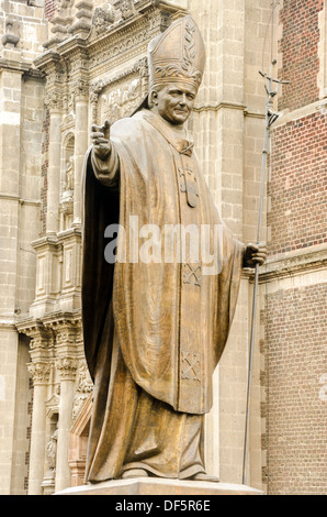 Statue du Pape Jean Paul II dans la ville de Mexico près de la Basilique de Notre Dame de Guadalupe Banque D'Images