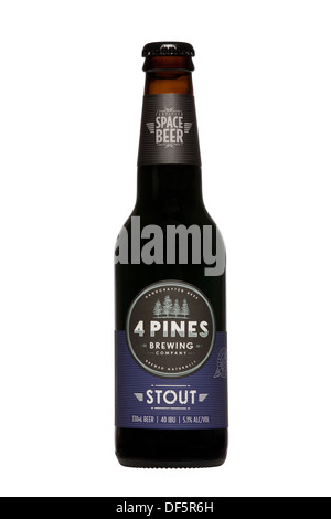 Fabricant de bière australienne 4 pines, découpe de bouteilles isolé sur fond blanc. stout bouteille à Melbourne en Australie. Banque D'Images