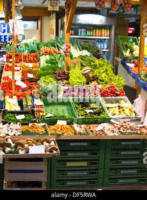Fruits et légumes sur un marché couvert stall, Stuttgart, Bade-Wurtemberg, Allemagne Banque D'Images