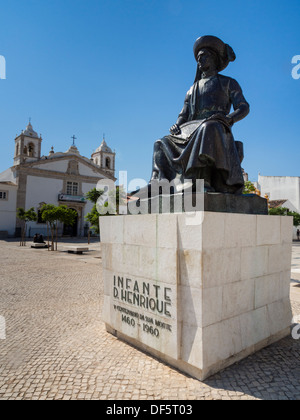 OLYStatue du Prince Henri le Navigateur à la mer sur la place Praça Infante Dom Henrique à Lagos, Portugal Banque D'Images