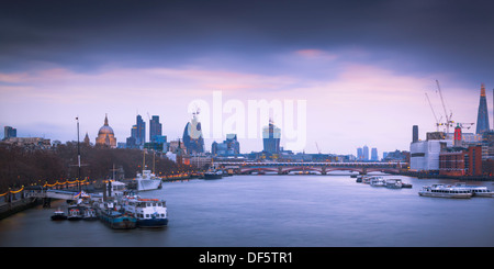 La ville de ville de Londres vue sur la Tamise Londres Angleterre Banque D'Images