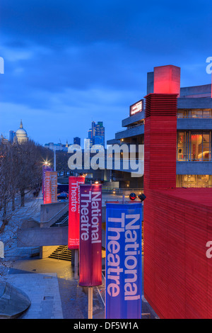 Théâtre National de la Banque du Sud de l'Angleterre Londres dans la lumière du soir Banque D'Images