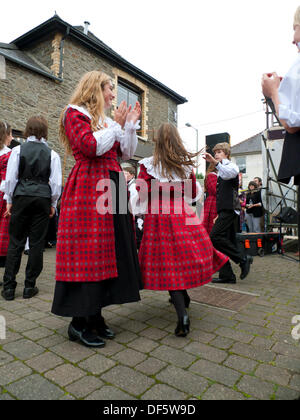 Llandovery, Pays de Galles, Royaume-Uni. Sam 28 Sept 2013. Les enfants de Menter Bro Dinefwr effectuer des danses traditionnel gallois au Market Square au festival qui célèbre mouton Llandovery tous les aspects de la production de laine de mouton et. Les filles portent des vêtements de tissu de Gallois Melin Tregwynt au Woollen Mill. KATHY DEWITT/Alamy Live News Banque D'Images