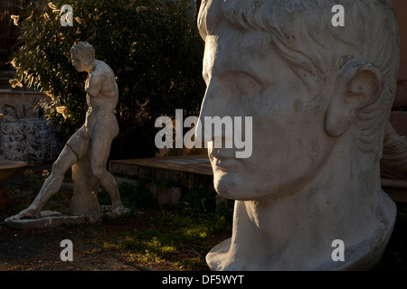 Sculptures se tiennent à l'extérieur du DeAngelis atelier dans les studios de cinéma Cinecitta à Rome, Italie Banque D'Images