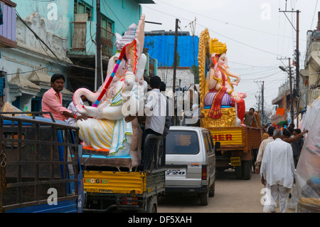 Ganesh idoles transportés à sanctuaires temporaires où ils seront ornés de fleurs et affiché pour Ganesh Chaturthi. Banque D'Images