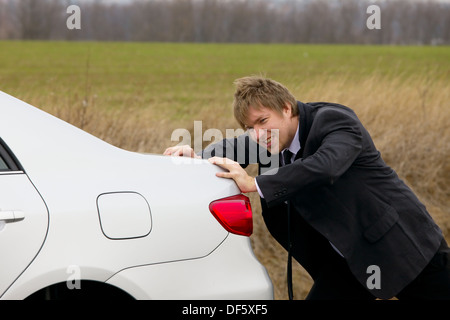 En poussant la voiture Banque D'Images