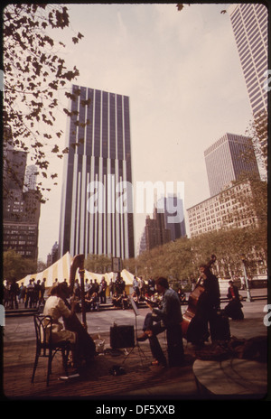 CONCERT CLASSIQUE À L'heure du déjeuner à Bryant Park, DERRIÈRE LA PRINCIPALE BIBLIOTHÈQUE PUBLIQUE. Le PARC DE MAISONS TENTE Flower Show annuel de 551770 Banque D'Images