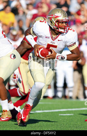 28 septembre 2013 - Chestnut Hill, Massachusetts, United States - Florida State Seminoles quarterback Jameis Winston (5) mains de la balle au cours de la NCAA football match entre le Boston College Eagles et Florida State Seminoles à Alumni Stadium. Anthony Nesmith/CSM Banque D'Images