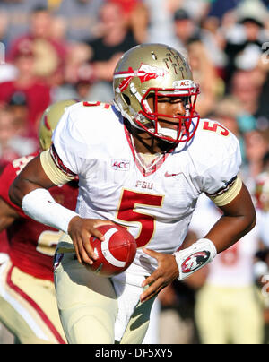 28 septembre 2013 - Chestnut Hill, Massachusetts, United States - Florida State Seminoles quarterback Jameis Winston (5) mains de la balle au cours de la NCAA football match entre le Boston College Eagles et Florida State Seminoles à Alumni Stadium. Anthony Nesmith/CSM Banque D'Images