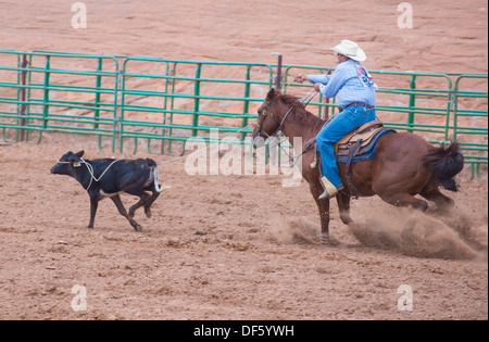 Cowgirl participe à un concours de veaux au lasso à la 92e rodéo annuel indien dans la région de Gallup, NM Banque D'Images