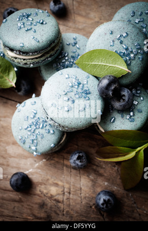 Close up of blueberry macarons à fond blanc Banque D'Images