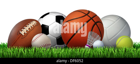 Équipements de loisirs de sport de loisirs sur l'herbe avec un baseball football basketball soccer tennis golf ball volley-ball et badminton birdie comme un symbole de l'activité physique saine isolé sur un fond blanc. Banque D'Images