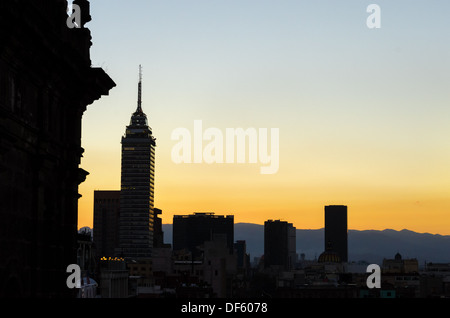 Skyline silhouette de la ville de Mexico au crépuscule Banque D'Images