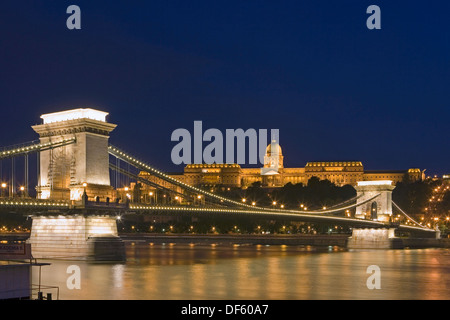 La Hongrie, Budapest, Pont des Chaînes sur le Danube avec palais Royal en arrière-plan dans la nuit Banque D'Images