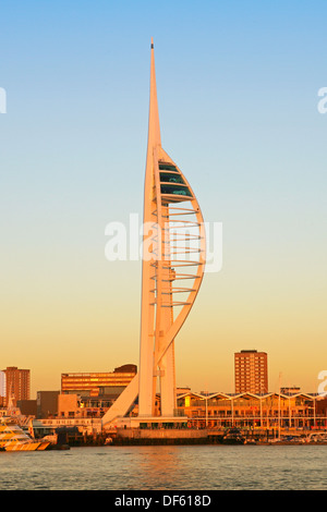 Spinnaker Tower dans la lumière dorée, Portsmouth Banque D'Images