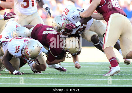 Chestnut Hill, Massachusetts, USA. 28 août, 2013. 21 septembre , 2013 - Chestnut Hill, Massachusetts, États-Unis - Florida State Seminoles linebacker Telvin Smith (22) s'attaque à Boston College Eagles quarterback Chase Rettig (11) au cours de la NCAA Division 1 match de football entre les Florida State Seminoles et les Boston College Eagles tenue à Alumni Stadium à Chestnut Hill, Massachusetts. À la fin de la première moitié le score est Florida State 24 Boston College 17 Eric Canha/CSM. © csm/Alamy Live News Banque D'Images