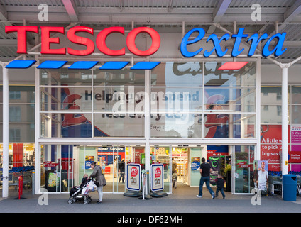 Entrée du supermarché Tesco, Reading, Berkshire, England, GB, au Royaume-Uni. Banque D'Images