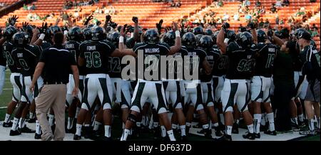 Honolulu, HI, USA. 28 août, 2013. 28 septembre 2013 - Honolulu, Hawaii, États-Unis - Le chant Rainbow Warriors avant match entre le fresno State Bulldogs et le Kansas Rainbow Warriors à l'Aloha Stadium d'Honolulu, HI. © csm/Alamy Live News Banque D'Images