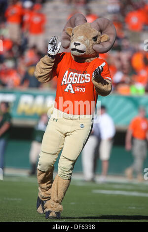 Fort Collins, CO, USA. 28 août, 2013. Le 28 septembre 2013 : Colorado State mascot CAM la Ram cheers sur l'équipe de football lors de son match contre UTEP Pèse. Les Rams a gagné 59-42. © csm/Alamy Live News Banque D'Images