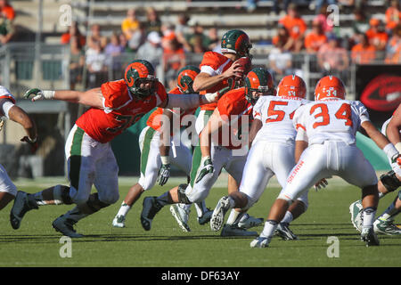 Fort Collins, CO, USA. 28 août, 2013. Le 28 septembre 2013 : Colorado State poseur Marty Saint-jean (79) se prépare à bloquer pendant la seconde moitié contre UTEP Pèse. Les Rams a gagné 59-42. © csm/Alamy Live News Banque D'Images