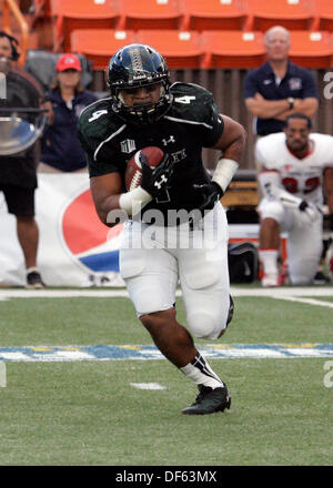 Honolulu, HI, USA. 28 août, 2013. 28 septembre 2013 - Honolulu, Hawaii, États-Unis - Hawaii Warriors running back Steven Lakalaka # 4 dans un match entre le fresno State Bulldogs et le Kansas Rainbow Warriors à l'Aloha Stadium d'Honolulu, HI. © csm/Alamy Live News Banque D'Images