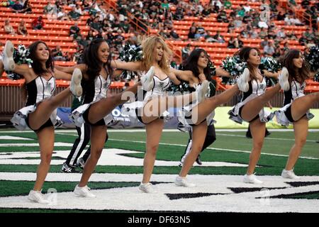 Honolulu, HI, USA. 28 août, 2013. 28 septembre 2013 - Honolulu, Hawaii, États-Unis - l'Hawaii Rainbow Warrior danseurs dans un match entre le fresno State Bulldogs et le Kansas Rainbow Warriors à l'Aloha Stadium d'Honolulu, HI. © csm/Alamy Live News Banque D'Images