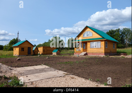 Nouvelle maison en bois au village en été Banque D'Images