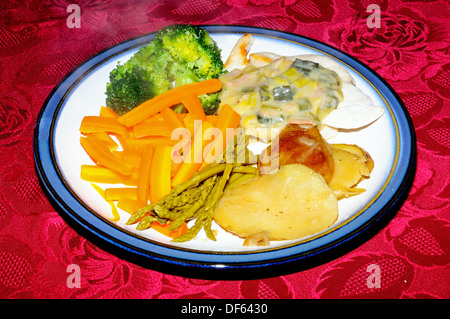 Poulet en sauce moutarde poireaux et avec des légumes frais. Banque D'Images