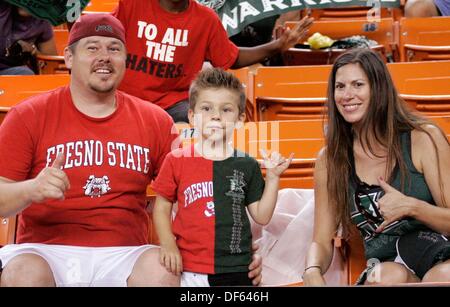 Honolulu, HI, USA. 28 août, 2013. 28 septembre 2013 - Honolulu, Hawaii, États-Unis - un jeune fan déchiré entre ses parents au match entre le fresno State Bulldogs et le Kansas Rainbow Warriors à l'Aloha Stadium d'Honolulu, HI. © csm/Alamy Live News Banque D'Images