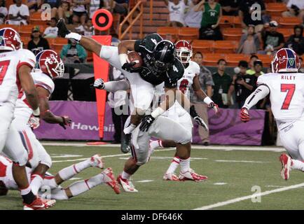 Honolulu, HI, USA. 28 août, 2013. 28 septembre 2013 - Honolulu, Hawaii, États-Unis - Hawaii Warriors running back Steven Lakalaka # 4 s'élance sur une course dans le jeu entre les fresno State Bulldogs et le Kansas Rainbow Warriors à l'Aloha Stadium d'Honolulu, HI. © csm/Alamy Live News Banque D'Images