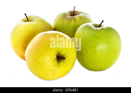 4 pommes vertes jaune isolé sur fond blanc Banque D'Images