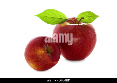 Deux fruits rouges et pommes fraîches avec des feuilles de près. Isolé sur fond blanc Banque D'Images