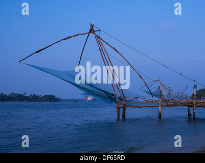 Coucher du soleil sur les filets chinois de Kochi Kochi, Kerala. Fort Kochin, Kochi, Kerala, Inde Banque D'Images