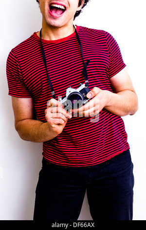 Jeune photographe de geek vintage avec caméra 35 mm Banque D'Images