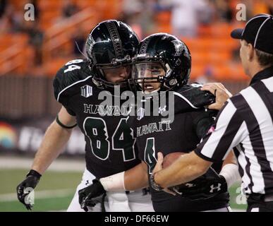 Honolulu, HI, USA. 28 août, 2013. 28 septembre 2013 - Honolulu, Hawaii, États-Unis - Hawaii Warriors Steven running back # 4 Lakalaka obtient les félicitations de Hawaii Warriors tight end Clark Evans # 84 après un atterrissage run dans le 3ème trimestre dans un match entre le fresno State Bulldogs et le Kansas Rainbow Warriors à l'Aloha Stadium d'Honolulu, HI. © csm/Alamy Live News Banque D'Images