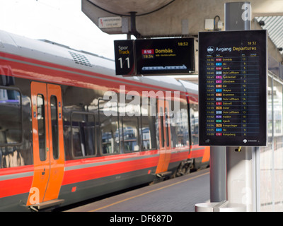 Oslo, Norvège, du Conseil de l'information numérique pour les voyageurs sur une plate-forme à la gare principale, Sentralstasjonen, train régional Banque D'Images