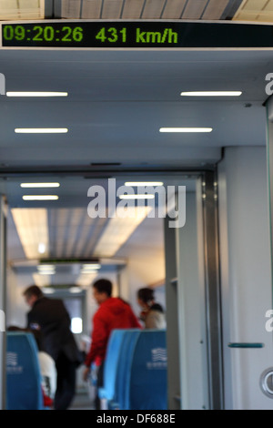 Maglev Train roulant à 431 km/h de l'aéroport à la ville de Shanghai, Chine Banque D'Images