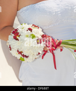 Closeup détail d'une bride holding a bouquet de fleurs Banque D'Images