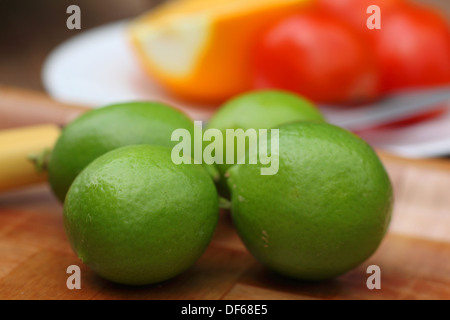 Citrons frais avec d'autres légumes à salade Banque D'Images