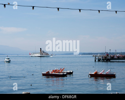 Nyon, Suisse une ville sur les rives du lac Léman en Suisse, bateau à vapeur à aubes à la pier Banque D'Images