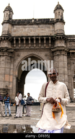 Portrait de l'homme par la porte de l'Inde Mumbai (anciennement Bombay) en Inde Banque D'Images