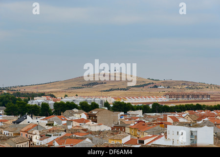 (Longue distance) voir de vieux moulins à Alcázar de San Juan (Don Quichotte's land) Banque D'Images